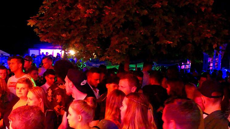 Party bei der Nacht am See. Foto: Dieter Hübner