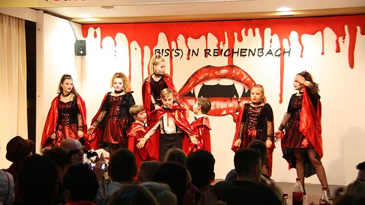 Die Teenie-Garde Reichenbach mit ihrem Vampirtanz. Foto: Matthias Nöth