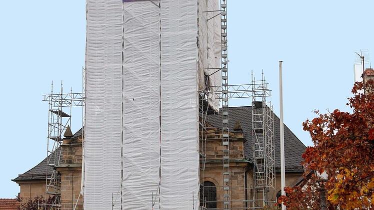 Dick ummantelt präsentiert sich aktuell der Turm der Michelauer Johanneskirche.