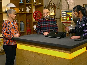 Eine Brosche nach Niki de Saint Phalle war am Donnerstag das Highlight bei "Bares für Rares", von links: Verkäuferin Heike, Moderator Horst Lichter und Expertin Heide Rezepa-Zabel.