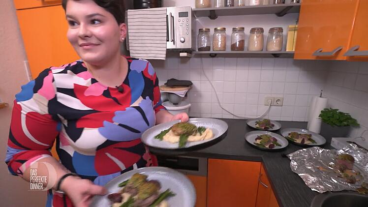 Lamm mit Kr&auml;uterkruste, Petersilienwurzel-Mousseline, gr&uuml;nen Bohnen und Rotweinschalotten warten darauf, verspeist zu werden.