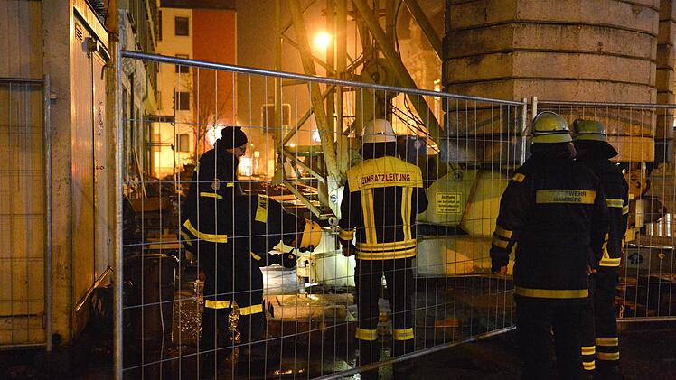 Viele Einsatzkräfte sind vor Ort am Schönleinsplatz. Foto: Ronald Rinklef
