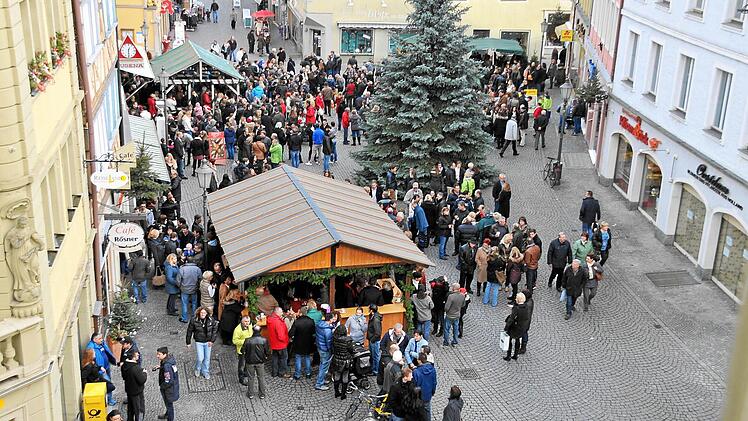 Am 24. Dezember fanden sich viele Kitzinger spontan zu einer Glühweinparty auf dem Marktplatz zusammen. Hier soll auch künftig der Treffpunkt sein. Foto: privat