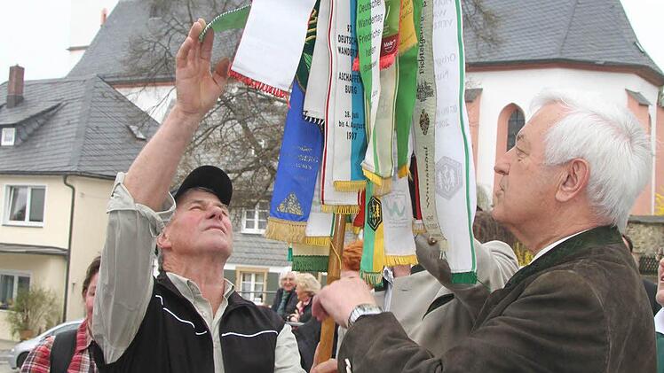Die Wanderer aus Zeyern - allen voran Wimpelträger Sepp Huber sind in Grafengehaig angekommen.