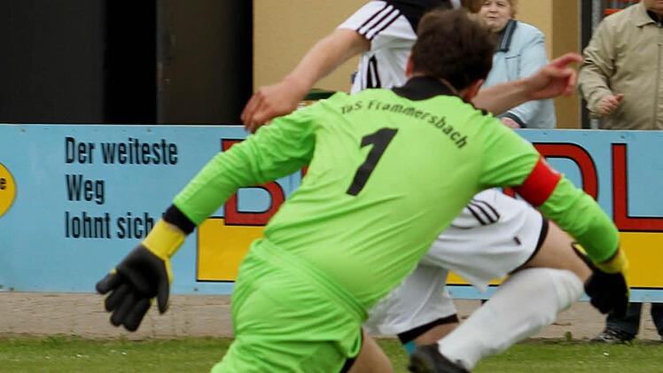 Gästekeeper Markus Fischer drängt hier den Sander Fabian Benkert ab. Foto: Günther Geiling