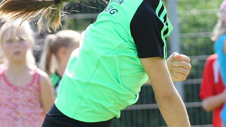 Nicht ganz unerwartet gewann Hanna Schmitt vom TV/DJK Hammelburg den Schlagballwurf der Altersklasse W-11.
