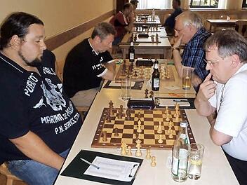 Der Kronacher Hans-Christian Weigand (vorne links), hier gegen den späteren Dritten, den Weidhausener Ralf-Michael Großhans, sicherte sich den Turniersieg.  Foto: Thomas Barnickel