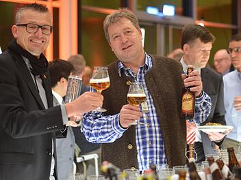 Oswald (li.) und Roland Kundmüller stoßen mit Beer Star und Rauchbier bei der Nacht der Sieger auf den Erfolg an. Foto: Nikolas Pelke