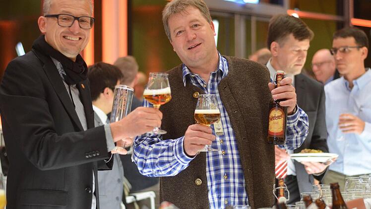 Oswald (li.) und Roland Kundmüller stoßen mit Beer Star und Rauchbier bei der Nacht der Sieger auf den Erfolg an. Foto: Nikolas Pelke