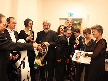 Schon in der Konzertpause wollten die Musiker ein Autogramm von Radovan Vlatkovic in ihrem Gästebuch. Foto: Thomas Ahnert