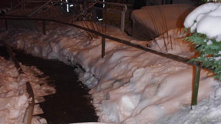 Die Feuerwehr löschte einen Kellerbrand in Wilhelmsthal. Foto: Heike Schülein