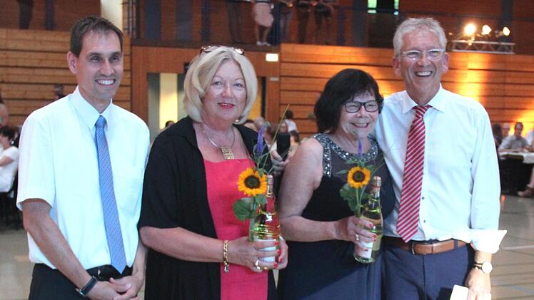 Zwei wohlverdiente Lehrkräfte werden nach 41 Jahren in den Ruhestand verabschiedet: von links: Helmut Nicklas, Angela Hafer, Beate Henke-Glab, Michael Ulbrich  Foto: Johanna Blum