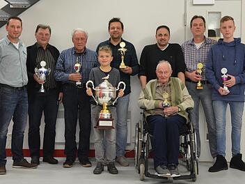 Viele Pokale gab es für die Mitglieder des Brieftaubenclubs: (von links): Ortssprecher Fabian Nöth, Theo Tüchert, Anton Zehe, Paul Tüchert (vorne), Bernd Tüchert, Martin Kaiser, Anton Mahlmeister (vorne im Rollstuhl), Klaus Krämer und Linus Nöth. Foto: Björn Hein