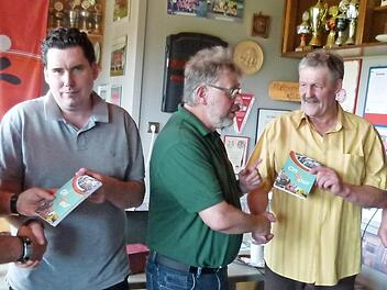 Die zum Jubiläum erstellte Fahrerbibel "Ontour" wird mit CD überreicht (v.l.): Harald Kober, David Merck, Norbert Jungkunz, Fritz Macziek und Rainer Rietsch. Foto: Lothar Weidner