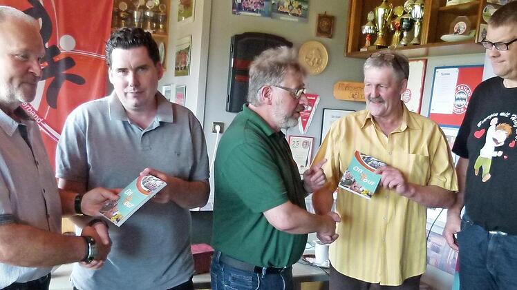 Die zum Jubiläum erstellte Fahrerbibel "Ontour" wird mit CD überreicht (v.l.): Harald Kober, David Merck, Norbert Jungkunz, Fritz Macziek und Rainer Rietsch. Foto: Lothar Weidner