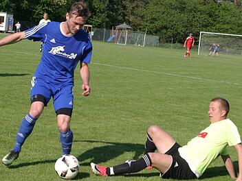 Der Pfarrweisacher Florian Pecht (l.) zieht an seinem Ebersdorfer Gegenspieler vorbei.  Foto: Wolfgang Dietz