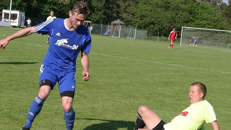 Der Pfarrweisacher Florian Pecht (l.) zieht an seinem Ebersdorfer Gegenspieler vorbei.  Foto: Wolfgang Dietz