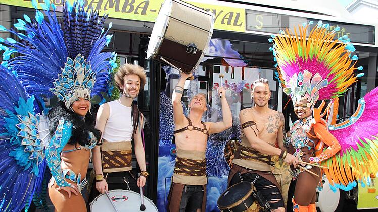 Der Stadtbus im Samba-Design wird die nächsten drei Jahre in Coburg eingesetzt. Während des Festivals wird er die Samba-Gruppen   zu ihren Auftritten bringen.Cindy Dötschel
