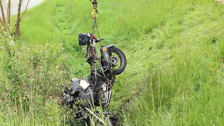 Schwerer Motorrad-Unfall in Mistelgau (Oberfranken): Am Samstagmittag krachte ein Motorrad mit einem Traktor zusammen. Der Biker erlitt schwere Verletzungen, sein Motorrad ging in Flammen auf. Foto: NEWS5 / Holzheimer