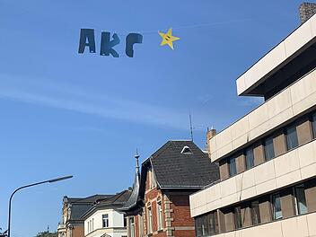 Nur wenige Stunden hingen am Montag diese Buchstaben über der Hindenburgstraße. Vom dritten Buchstaben (vermutlich einem "P") war bereits ein Teil abgebrochen.