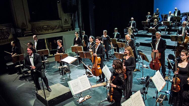 Daniel Carter dirigierte das erste Sinfoniekonzert der neuen Spielzeit am Landestheater Coburg.Foto: Jochen Berger