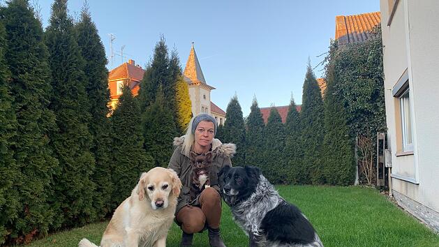 Silvia Jacobsen mit ihren drei Hunden, die fast Opfer des Giftanschlags geworden w&auml;ren.