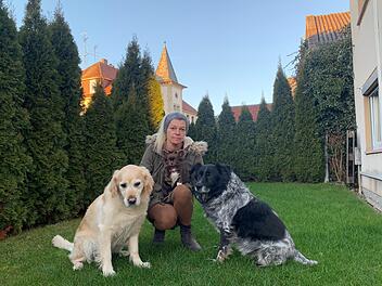Silvia Jacobsen mit ihren drei Hunden, die fast Opfer des Giftanschlags geworden wären.