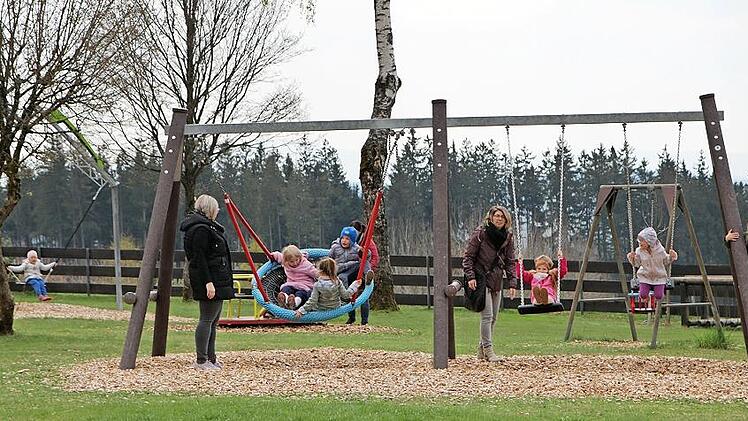 Nun ist auch der Spielplatz an der Höhe wieder in Schuss - zur Freude von Kindern und Eltern.