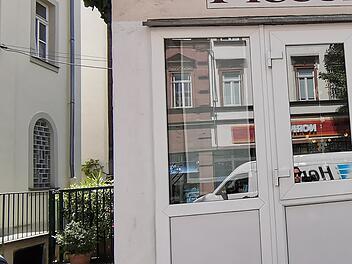 "Piccola Roma": Plakat an Bamberger Pizzeria irritiert Gäste - Wirt mit klarer Ansage