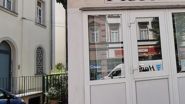 "Piccola Roma": Plakat an Bamberger Pizzeria irritiert Gäste - Wirt mit klarer Ansage