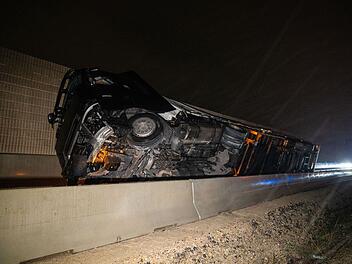Lkw kippt auf der A70  bei Bamberg in Baustelle um - Autobahn noch den Morgen über gesperrt