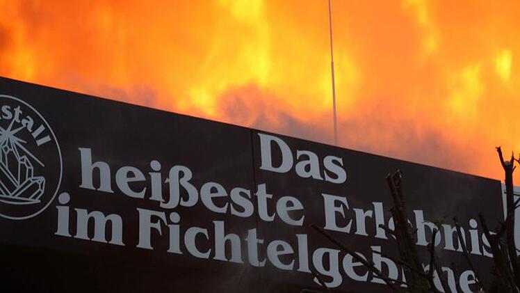 Am Samstag brannte die Kristalltherme in Fichtelberg lichterloh. Fotos: News5/Hohnerlein