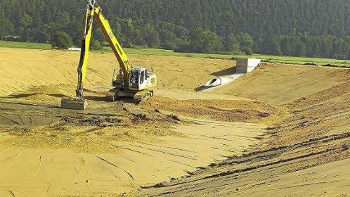 Auch eine Großbaustelle: die neuen Regenrückhaltebecken, die an der Trebgast bei Harsdorf und in der Nähe von Waldau.