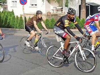 Die Radlergruppen waren beim Volksradeln gutgelaunt unterwegs. Foto: Roland Meister