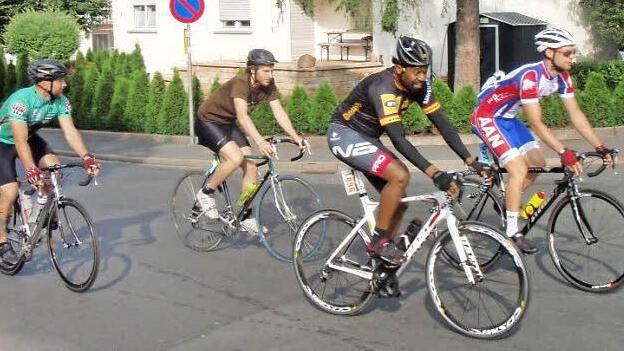 Die Radlergruppen waren beim Volksradeln gutgelaunt unterwegs. Foto: Roland Meister