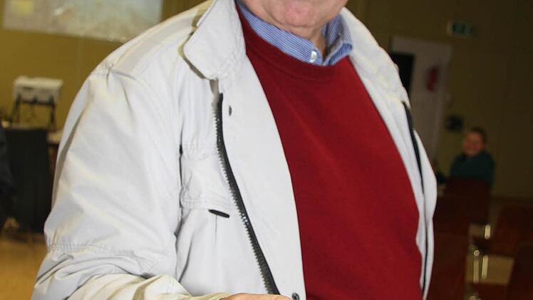 Dieter Weniger hat einen ausgesprochen großen Apel mitgebracht mit auffallend rot-grüner Färbung. Für "Pomologe" Friedhelm Haun kein Problem - es ist ein Welschisner, manchmal auch Welsch Weinling genannt, ein Kulturapfel, der schon seit 1600 bekannt ist.