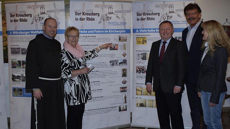 Ausstellungseröffnung Kreuzberg (v. l.) Pater Stanislaus, Regina Rinke, Landrat Thomas Bold, Vize-Bürgermeister Reimar Glückler und Elfriede Böck von der Tourist-Info.  Foto: Ehling