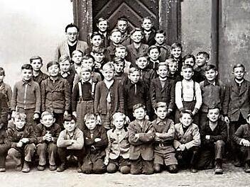 Robert Noppenberger (hinten links) mit der 4./5. Klasse, die er 1950 in Hannberg unterrichtete. Foto: privat