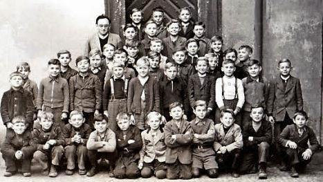 Robert Noppenberger (hinten links) mit der 4./5. Klasse, die er 1950 in Hannberg unterrichtete. Foto: privat