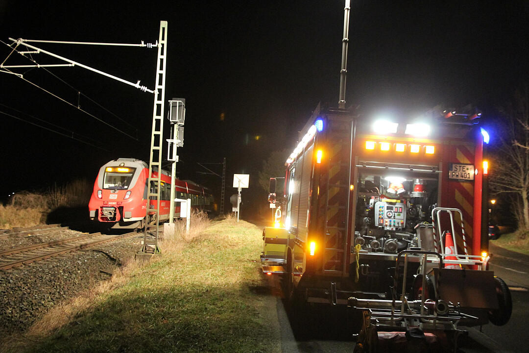 Fußgänger von Regionalbahn erfasst und schwer verletzt - Feuerwehr muss Passagiere evakuieren