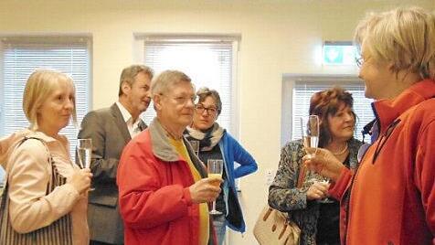 Nicht nur Jugendliche waren gespannt, wie der neu gestaltete Treffpunkt nach der Renovierung aussieht.