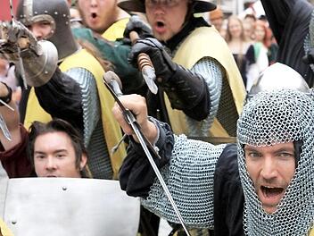 Die Stadtwache gab obacht, dass kein Gesindel frei umherlief.  Fotos: Richard Sänger und Bernhard Panzer