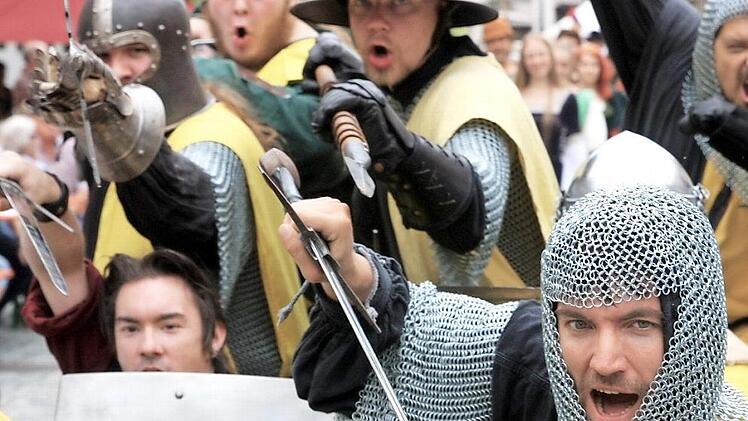 Die Stadtwache gab obacht, dass kein Gesindel frei umherlief.  Fotos: Richard Sänger und Bernhard Panzer