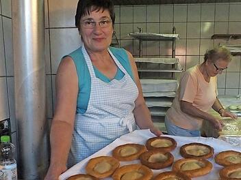 Margit Holler zeigt die Prachtstücke, die sie mit ihren Freundinnen gebacken hat. Foto: Manfred Welker