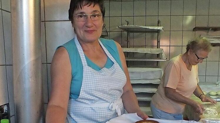 Margit Holler zeigt die Prachtstücke, die sie mit ihren Freundinnen gebacken hat. Foto: Manfred Welker