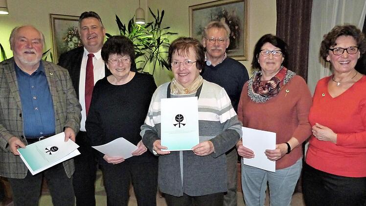 Ehrungen standen im Mittelpunkt der Hauptversammlung des Förderkreises. Von links: Manfred Ströhlein, Bürgermeister Gerhard Schneider, Dora Mattes, Adelheid Weber, 2. Vorsitzender Herbert Mädl, Margitta Puchtler und Vorsitzende Inge Tischer. Foto: Werner Reißaus