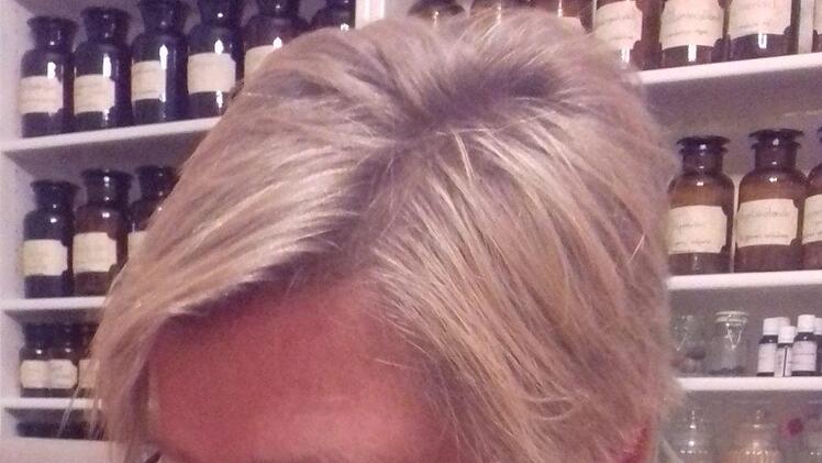 Eine Nase voll Beifu&szlig;. Henny Reusch erkennt die Kr&auml;uter am Geruch. Foto: Ingeborg Morschh&auml;user