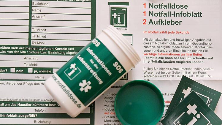 In einer Notfalldose lassen sich wichtige Informationen für den Nofall packen. Foto: Patrick Pleul/dpa-Zentralbild/dpa
