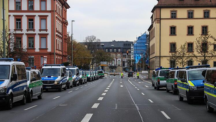 In Würzburg hat ein Randalierer mit Messer einen Großeinsatz der Polizei ausgelöst. Der Mann wurde von der Polizei niedergeschossen. Foto:    NEWS5 / Merzbach