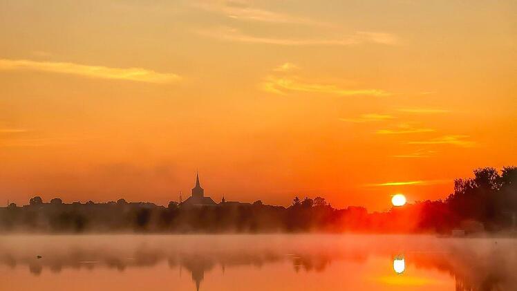 Mit seinen knapp 50 Hektar ist der Wei&szlig;enst&auml;dter See der gr&ouml;&szlig;te See im Fichtelgebirge. Foto: Ramona Schirner/infrankenpix.de